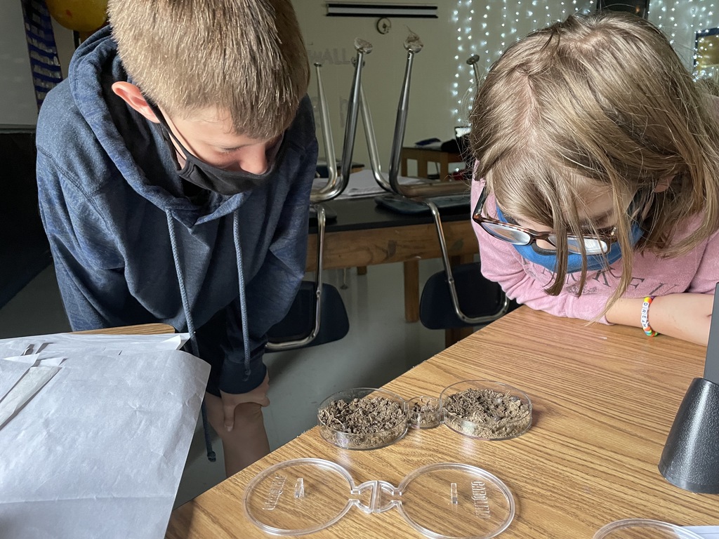 kids with petri dish