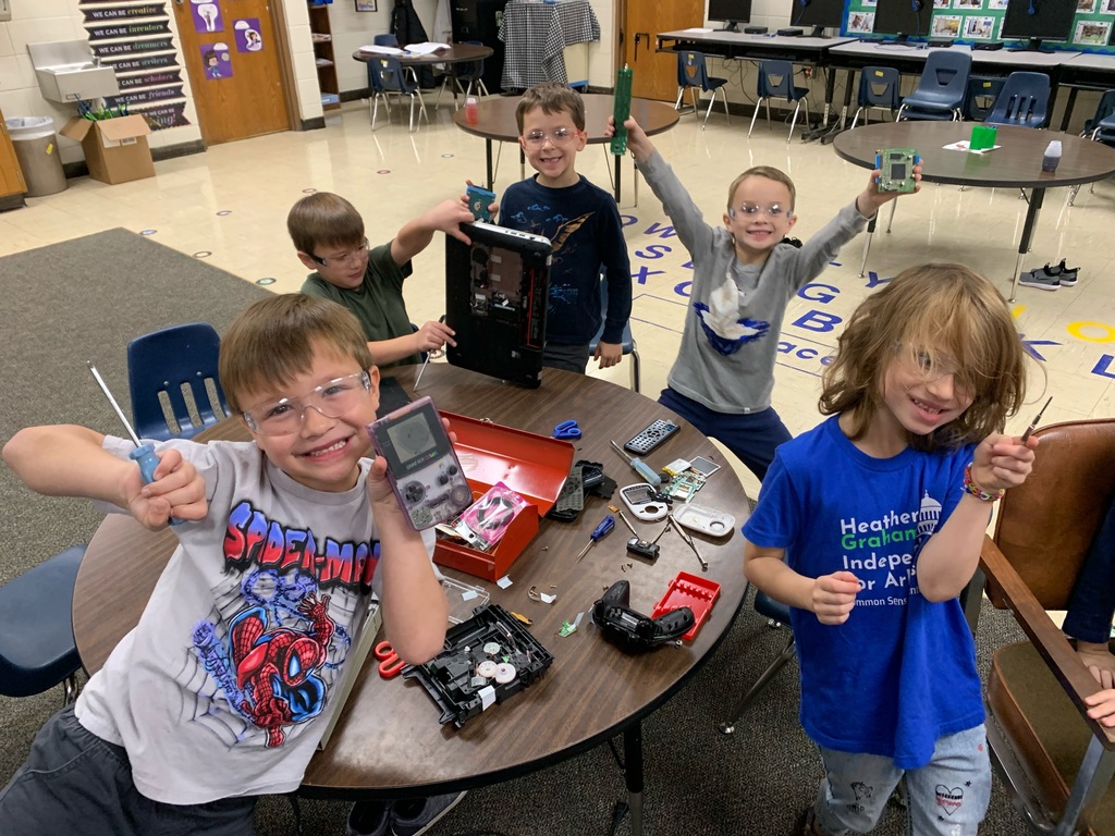 Kdg students taking apart old electronics to see how they work
