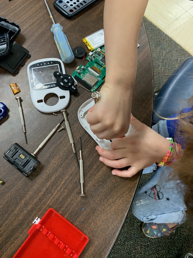Kdg students taking apart old electronics to see how they work