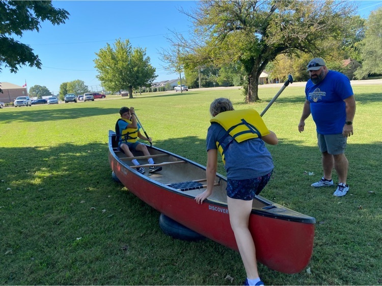 kids practicing canoeing 