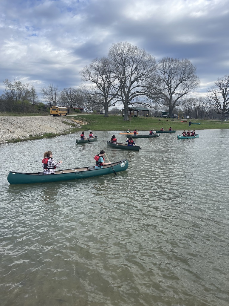 kids canoeing